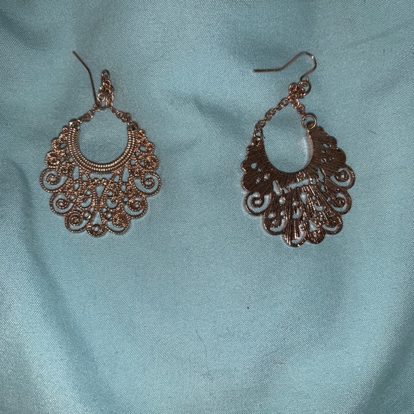Gold chandelier earrings - Picture 2 of 2